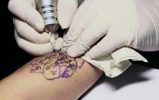 Les tatoueurs continueront à piquer en couleur
