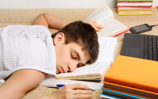 Ados : les cours commencent trop tôt !