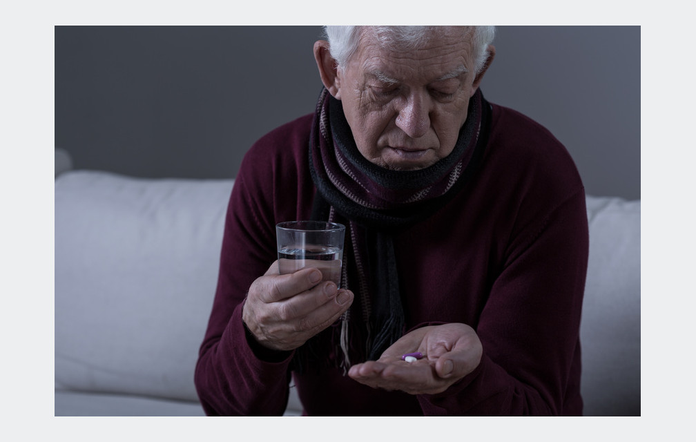 Prescrit-on trop de médicaments aux seniors ?