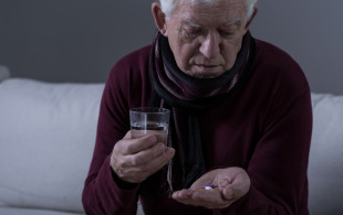 Prescrit-on trop de médicaments aux seniors ?