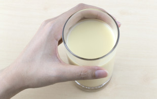 L’idée reçue : « les tâches blanches sur les ongles indiquent une carence en calcium »