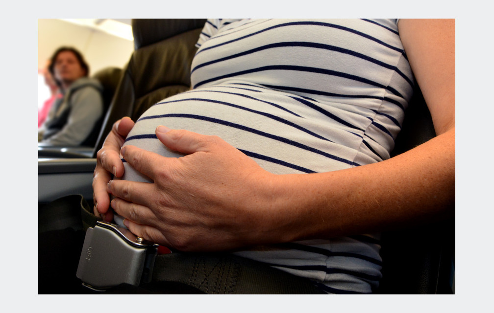 « Je suis enceinte et je prends l’avion, quelles dispositions prendre ? »