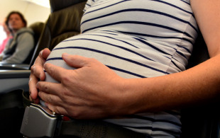 « Je suis enceinte et je prends l’avion, quelles dispositions prendre ? »