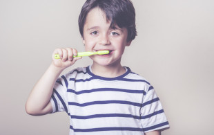 Les caries touchent les enfants de plus en plus jeunes