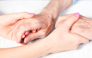 L’idée reçue : « Faire craquer ses doigts provoque de l’arthrite »