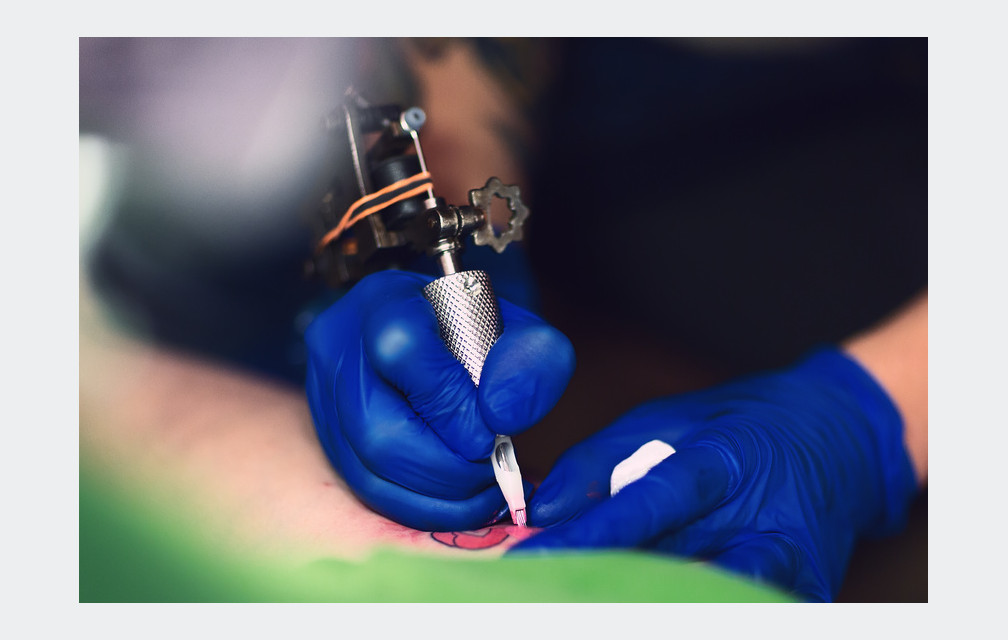 Tatouage : il faut prévenir son médecin !