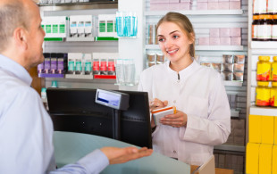 Les préparateurs ont connu la plus forte hausse de salaire des métiers de la santé !
