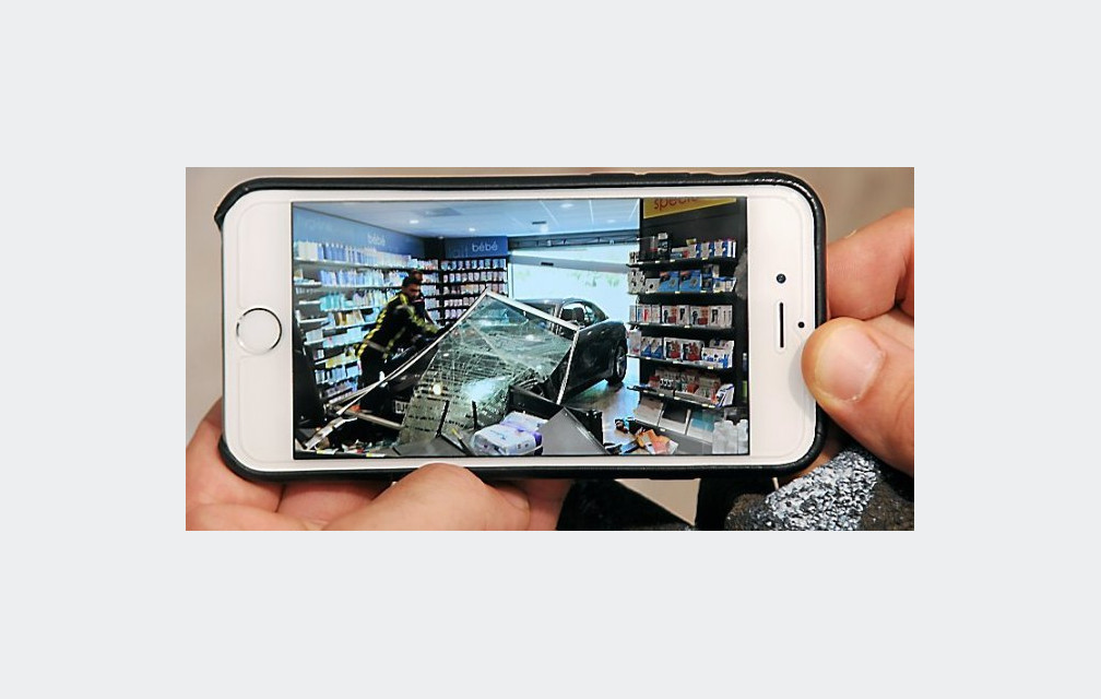 Une voiture s’encastre par accident dans une pharmacie à Nîmes !